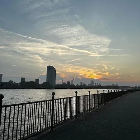 Riverside En Suite Double Room E14